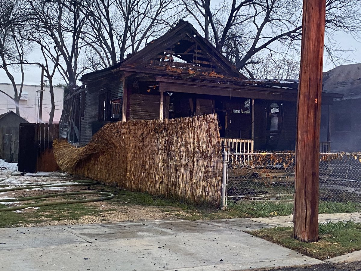 @SATXFire off W. Highland and Roosevelt South of downtown. One home burned and two others were damaged. Arson investigators are looking into the cause