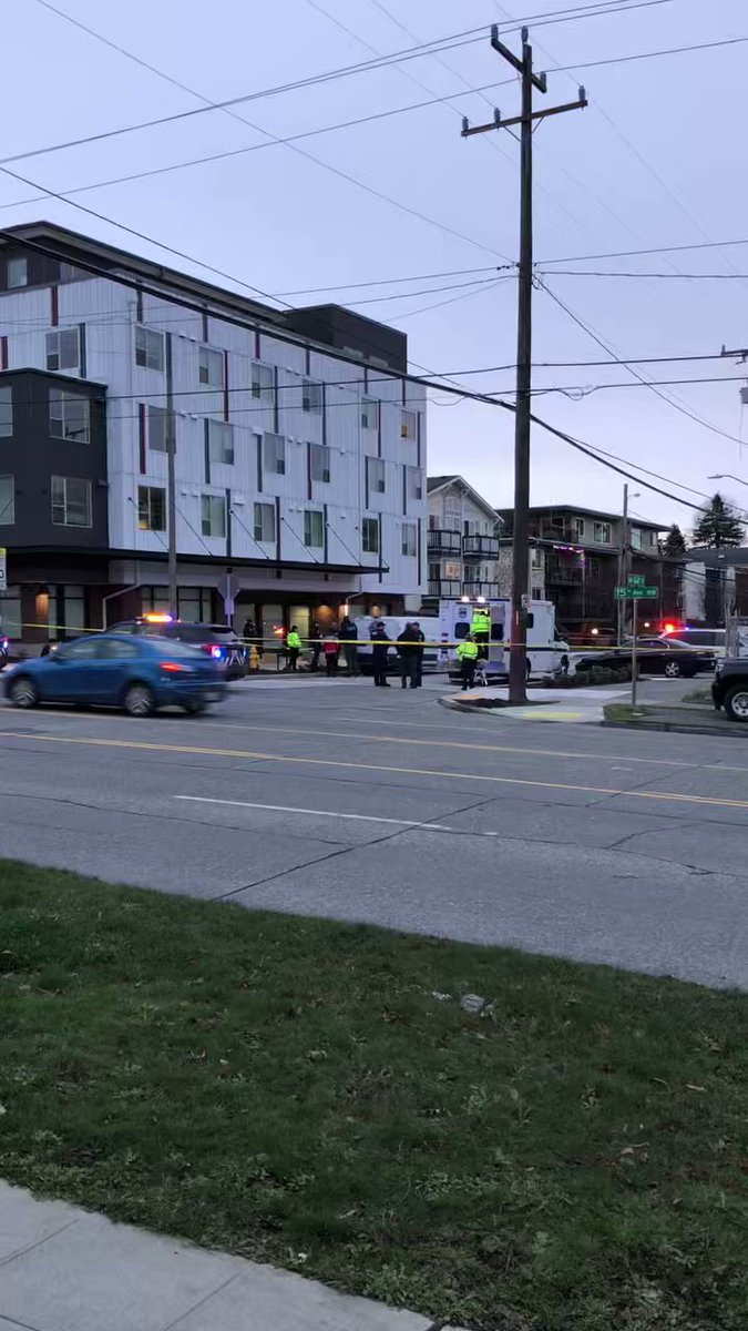 @SeattlePD  are investigating a deadly shooting near Ballard High School.  Police were called to 15th Avenue Northwest and Northwest 65th Street, a block south of the school, at around 3 a.m. Monday.  A 44-year-old woman was shot and killed outside an apartment building