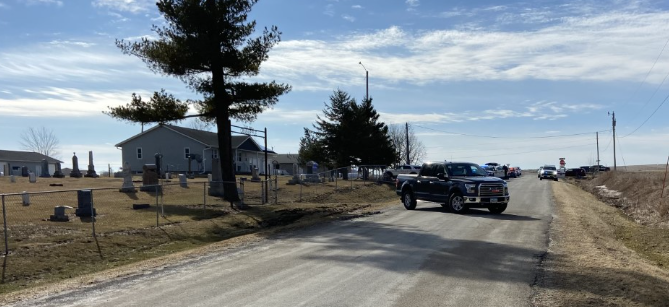 @LinnIASheriff confirms a response to a reported shooting at a home off Jordans Grove Road in rural Marion. Scene is secure and no threat to public - but major response seen by our crew there.