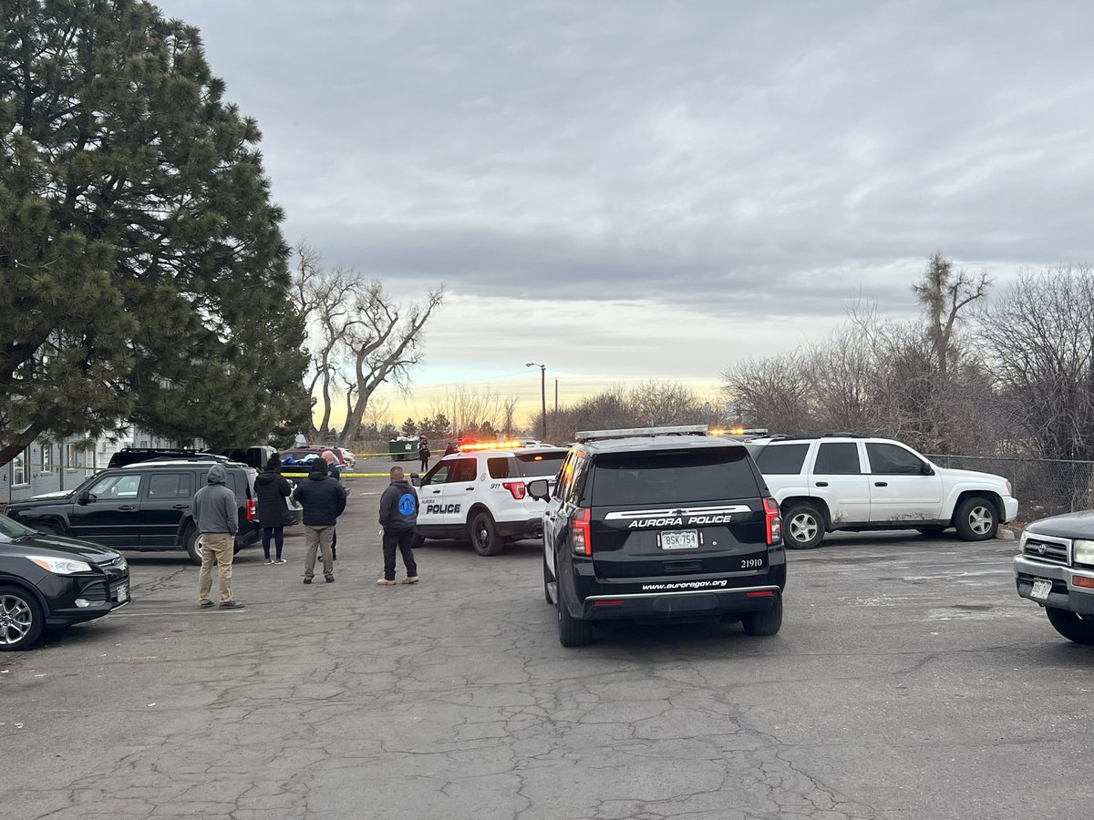 @AuroraPD responding to a shooting at Park Place at Expo Apartments next to Expo Park.  Police say it appears to be a young male. Not a juvenile, still working to verify.  Police talking to potential witnesses on the scene