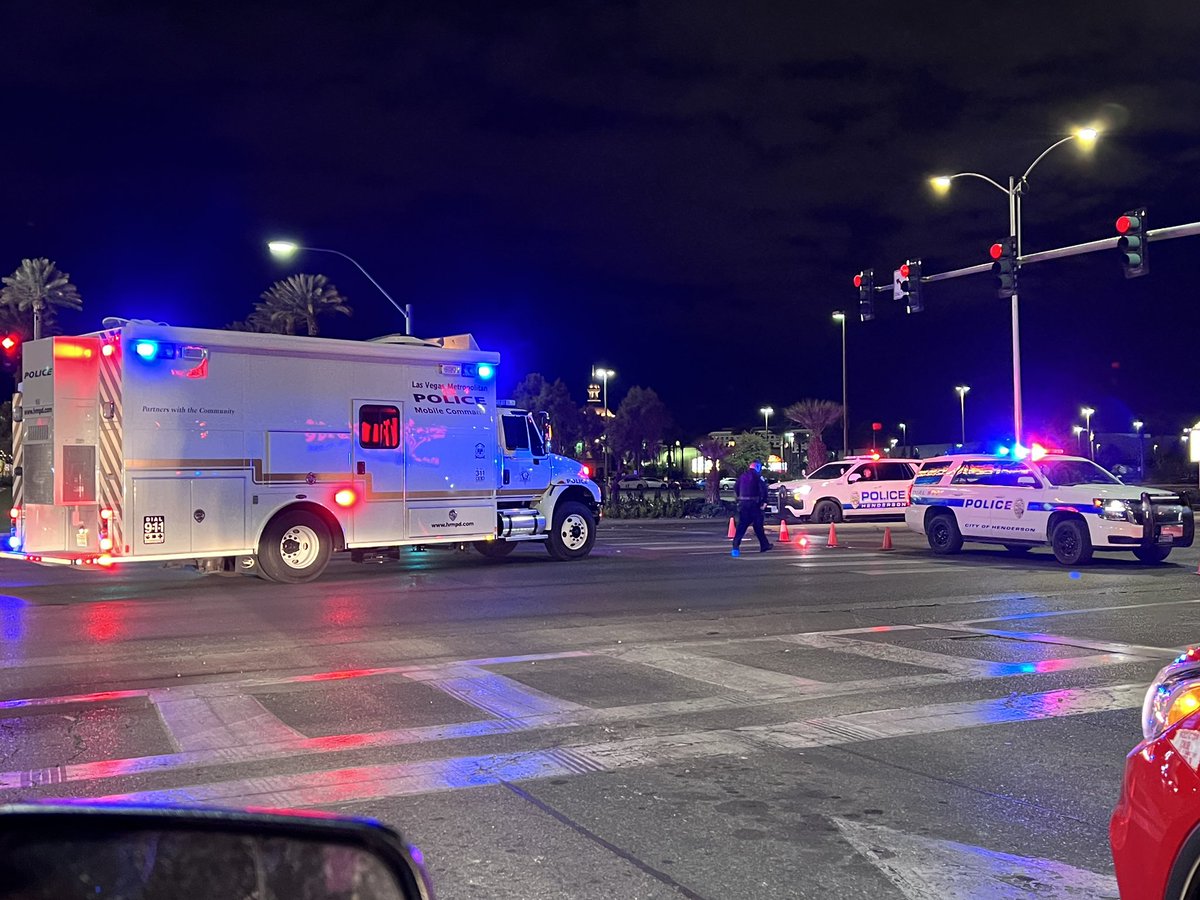 Officer-involved shooting. @LVMPD mobile command unit just arrived. Sign that this investigation is getting more active by the minute.