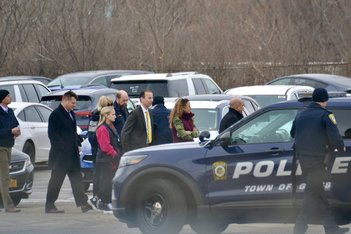 .@GatesPolice Chief Rob Long says police are investigating a suspicious death at the Hertz Car Rental on Ajax Rd. He says the Hertz staff found the body in the vehicle after it was towed from the city