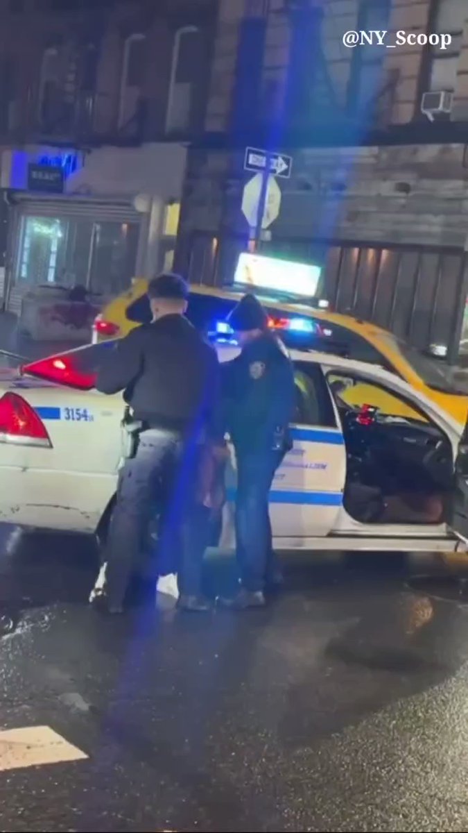 Manhattan: Rivington St & Essex St, a suspect started banging on the window of a police car from the @NYPD7Pct after a verbal dispute last night. Officer's tried to arrest the suspect but the suspect managed to run away leaving 1 officer injured. The suspect was later arrested