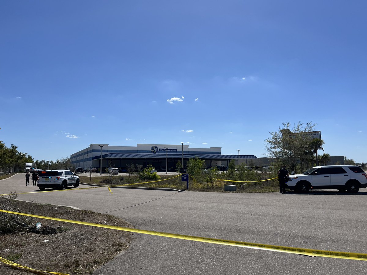 Large @SheriffLeeFL presence at the Restaurant Depot on US 41 just north of San Carlos Park.   No official word from authorities, but  witnesses there was a shooting in the parking lot