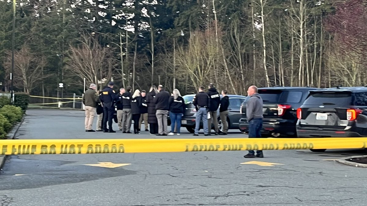 An Everett police officer is injured and a suspect dead after an early morning 911 call near the Fred Meyer on Evergreen & Casino.  Authorities haven't said what led up to the shooting or if the suspect was the shooter.  Investigators huddled by 1 of 2 scenes here