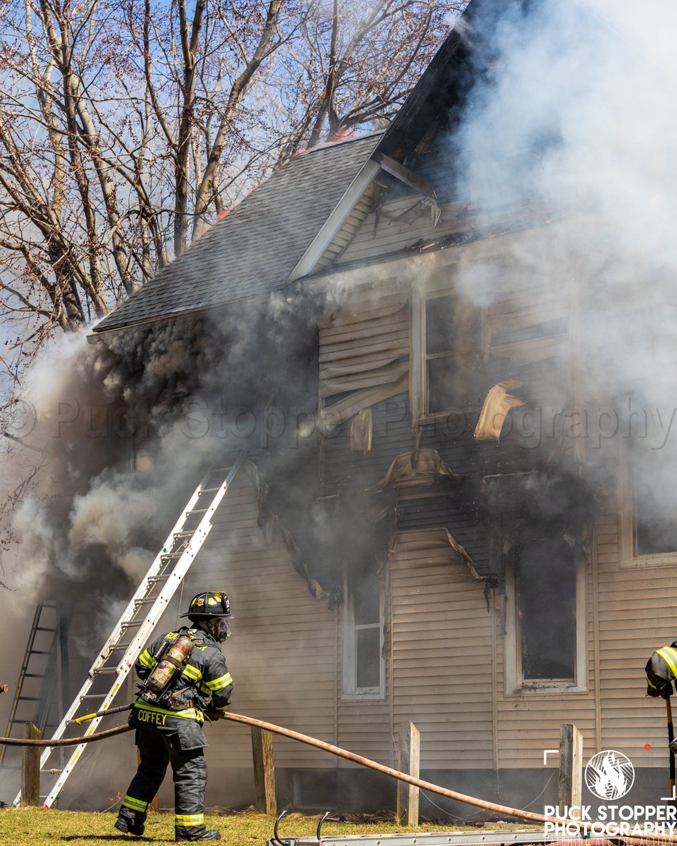 Rochester firefighters worked a 2nd alarm vacant house fire on Bloss St. E5 arrived to heavy smoke & fire fire showing. Crews made an aggressive interior attack but were forced defensive as high winds drove the flames through the home.