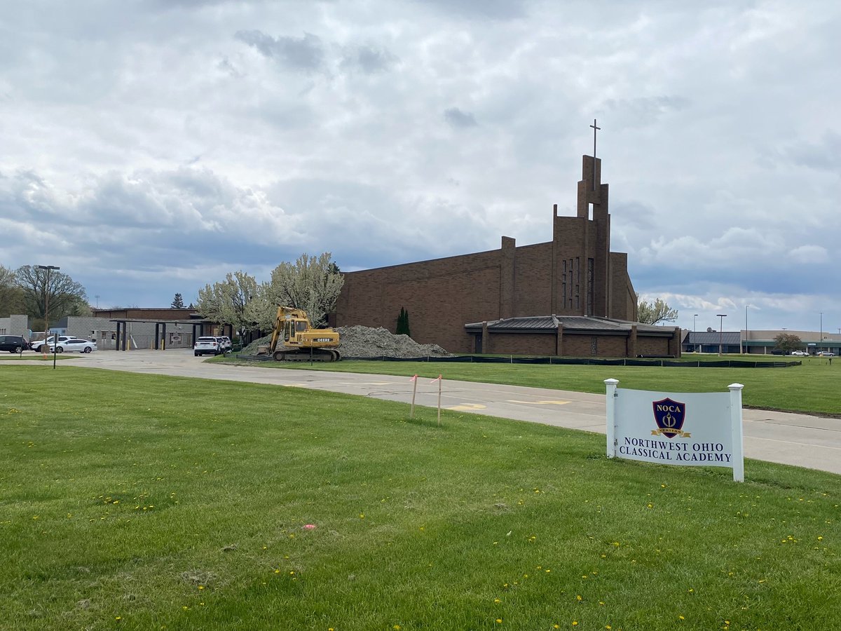 Police are on scene at Northwest Ohio Classical Academy on Glendale in Toledo. TPD says there was a bomb/shooting threat that investigators deemed not credible. The school says they had students shelter in place as police looked into the matter