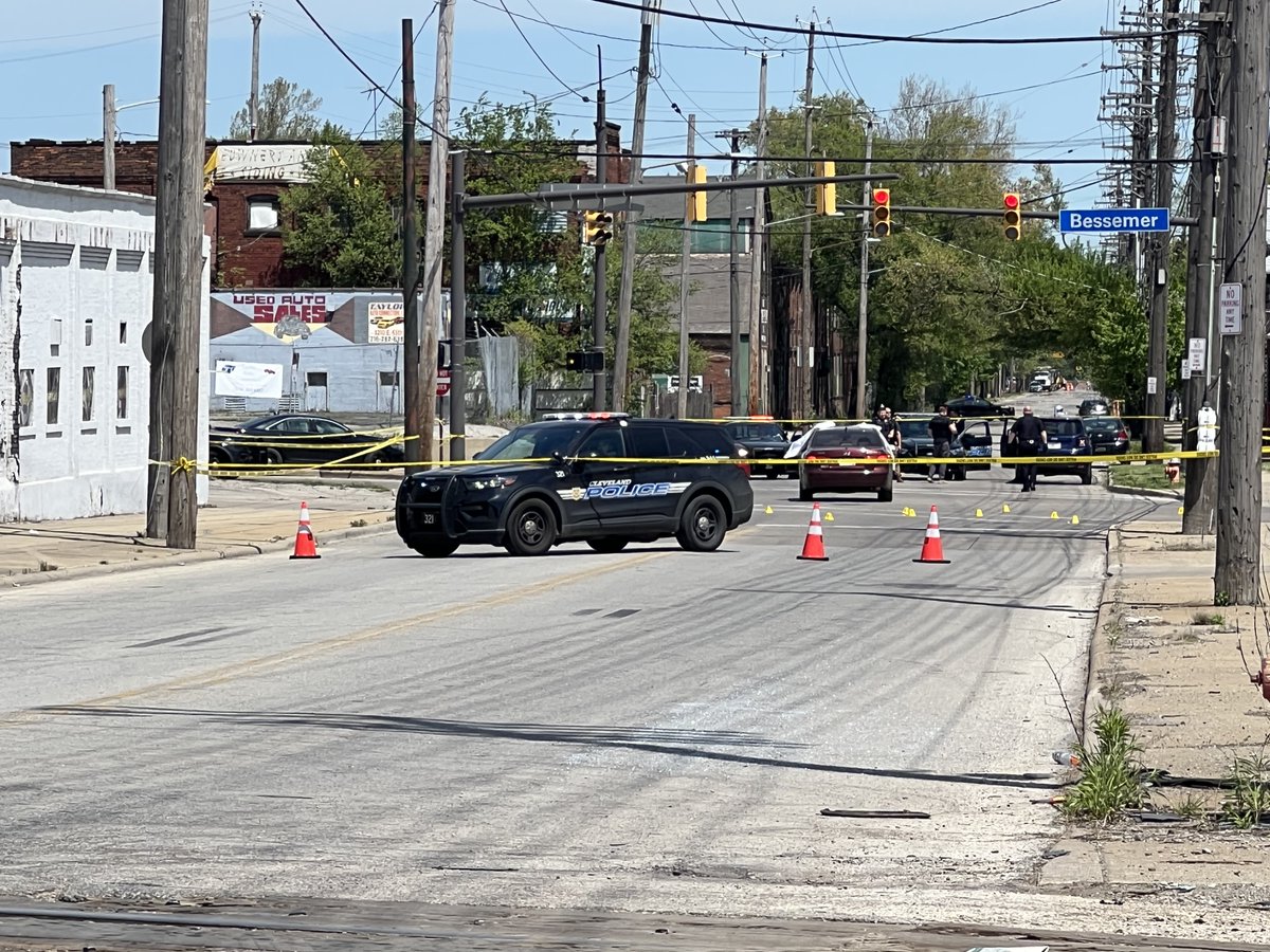 @CLEpolice homicide detectives on scene of fatal shooting at E 65 and Bessemer. Male shot multiple times