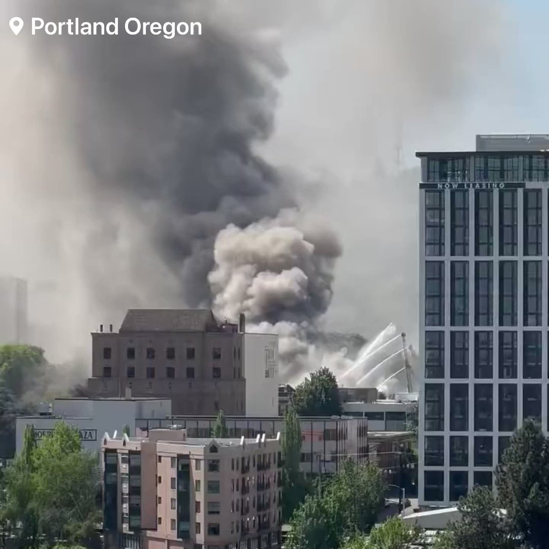 Firefighters are battling a massive apartment complex fire  Portland  Oregon. Numerous Firefighters and other agencies are battling a massive 4 alarm fire at a apartment complex in Portland Oregon the fire has spread to multiple floors it's currently unknown