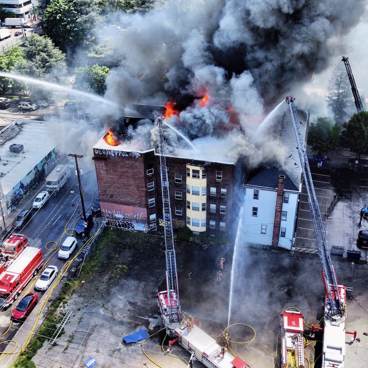 4 ALARM&hellip; @PDXFire continues to fight a  4-alarm apartment fire in downtown Portland at SW 14th and Taylor. No reported injuries so far and power is out to numerous traffic lights in the area.