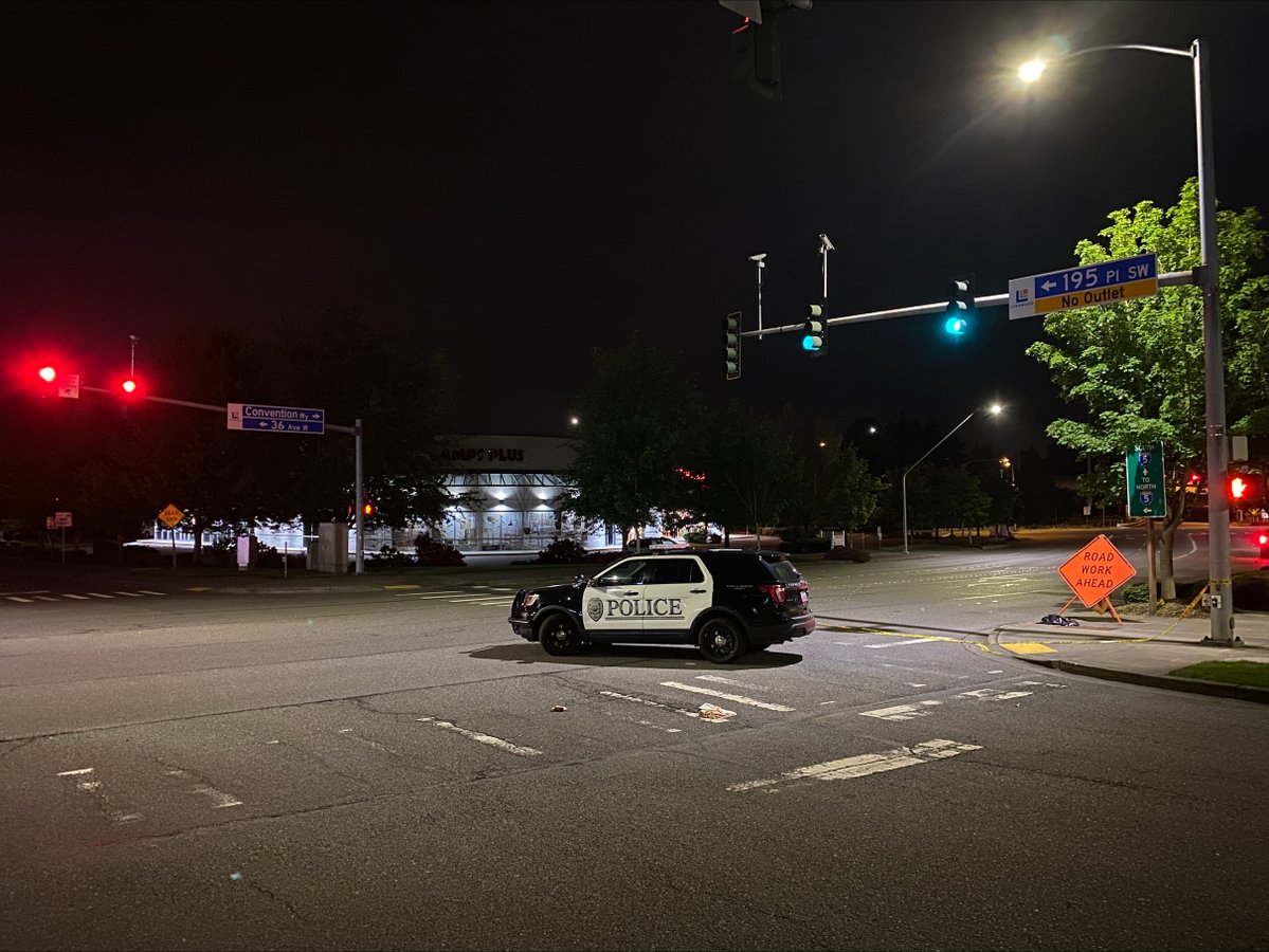 Our crew just arrived on scene of an apparent double shooting outside a hotel in Lynnwood. nnOur @LeeStoll is gathering information right now.