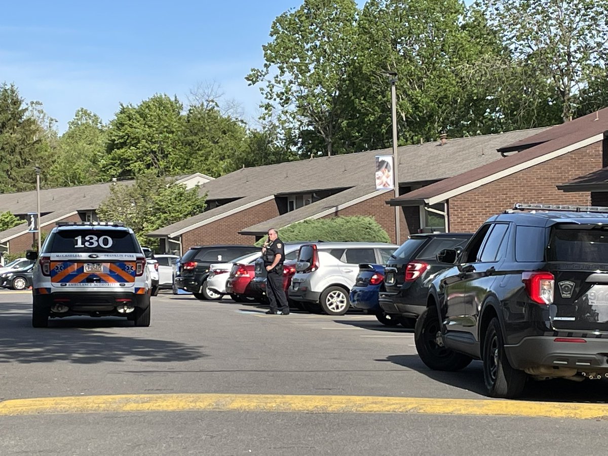 @AlleghenyCoPD are investigating a deadly shooting in McCandless at the Nineteen North Apts and Townhouses. One man is dead, another is in custody