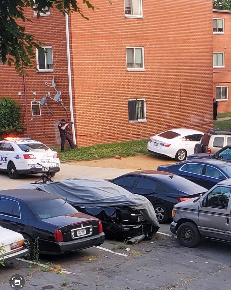 Barricade Situation: 1st and Wilmington Pl S.E: Mpd is on the scene where a gun who allegedly has a gun barricaded himself inside of an apartment after an altercation with another individual