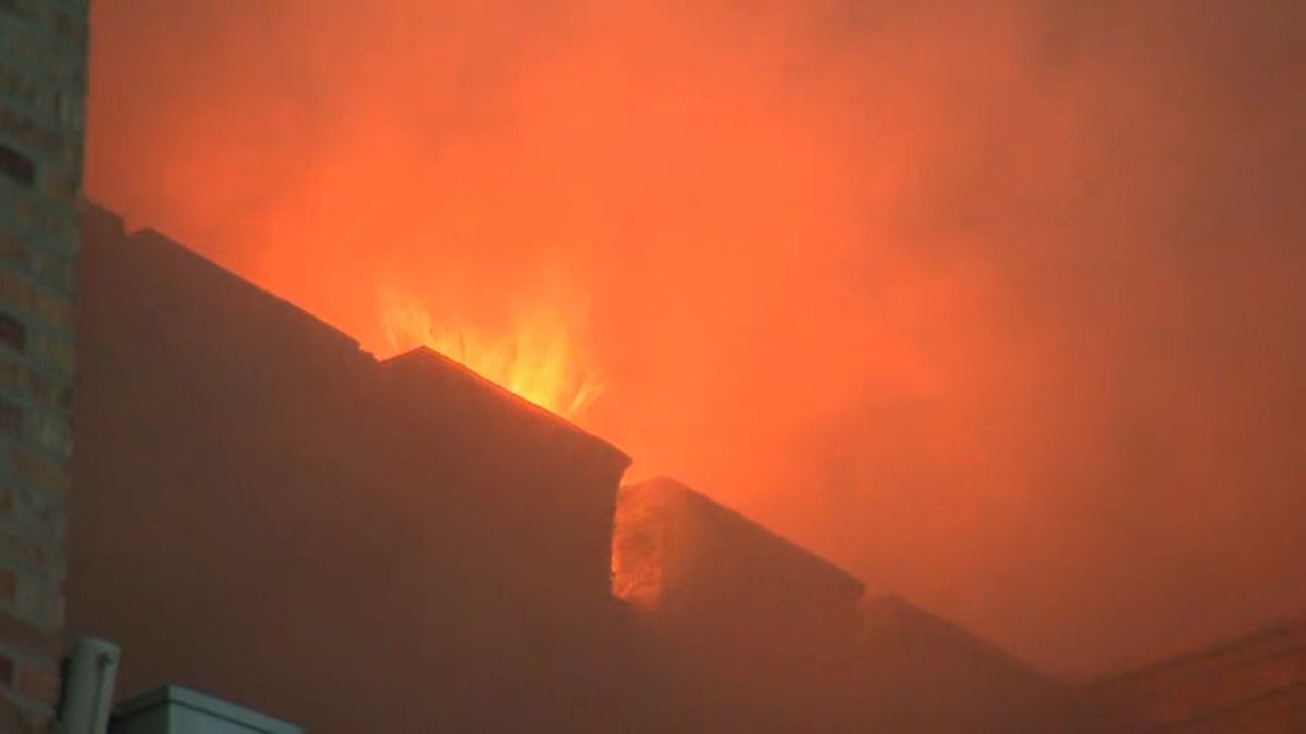 Firefighters battle massive, smoky fire in Bronx apartment building