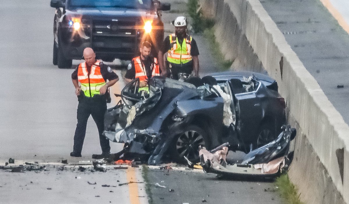 Wreckers on the scene now where 2 are dead in a crash blocking Ga. 400 North in Roswell