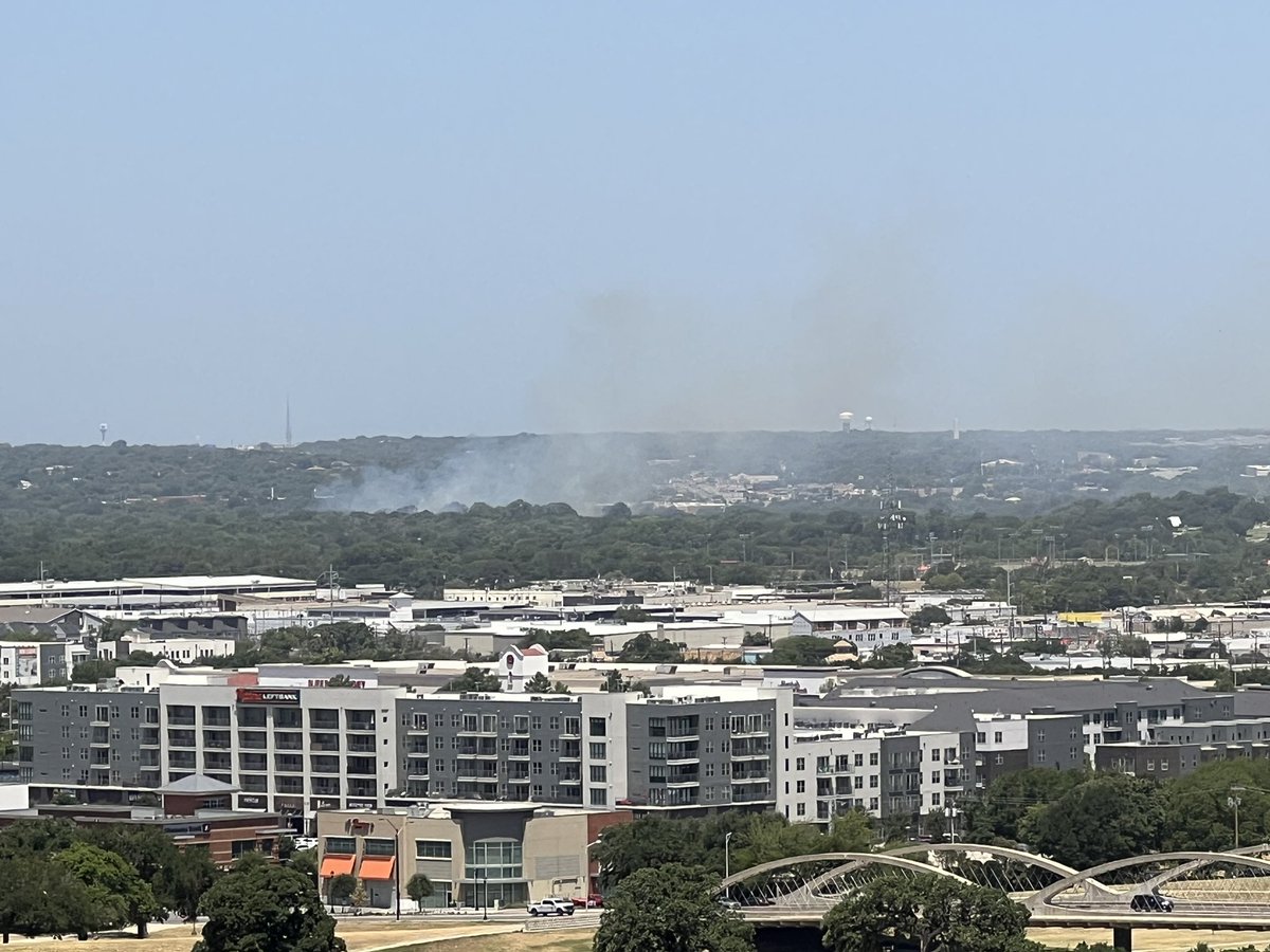 Lots of @FortWorthFire headed to a grass fire near 1000 Isbell Road.This looks sus @DFWscanner  Just north of Montgomery Plaza in Fort Worth