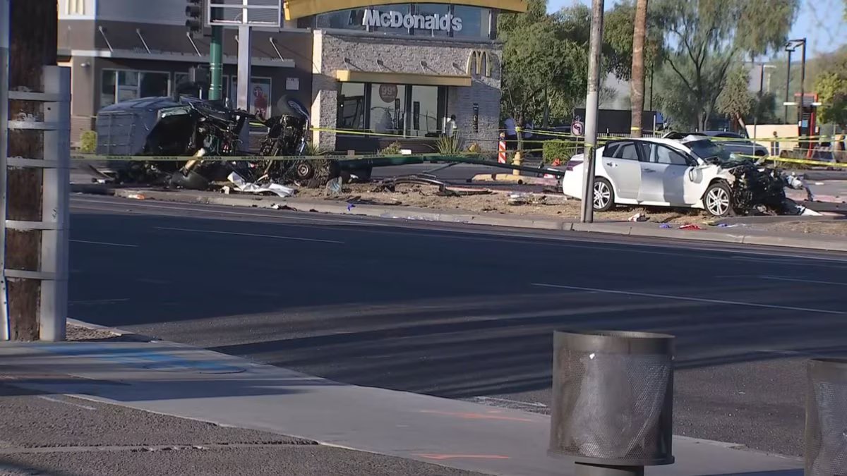 Man dead, 5 hospitalized after crash in west Phoenix