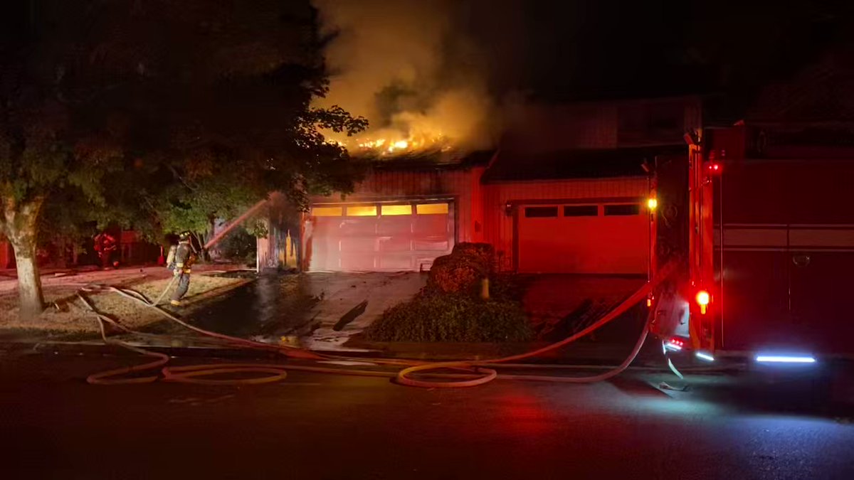 @local2829 on the scene with @IAFF2545 and @BvueFD on a working Duplex fire in Redmond. No reported injuries, occupant made it out safely. Fire now under control