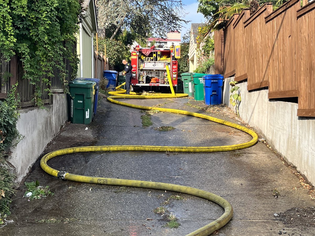 From @LeeStollMassive response near 48th and Woodland Park Ave. @SeattlePD Chief Diaz says they responded to a homicide call at a house now on fire.