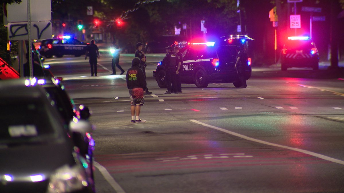 Rainier Ave S is closed at Rose St for a shooting. Shell casings can be seen in the street, @SeattlePD is investigating