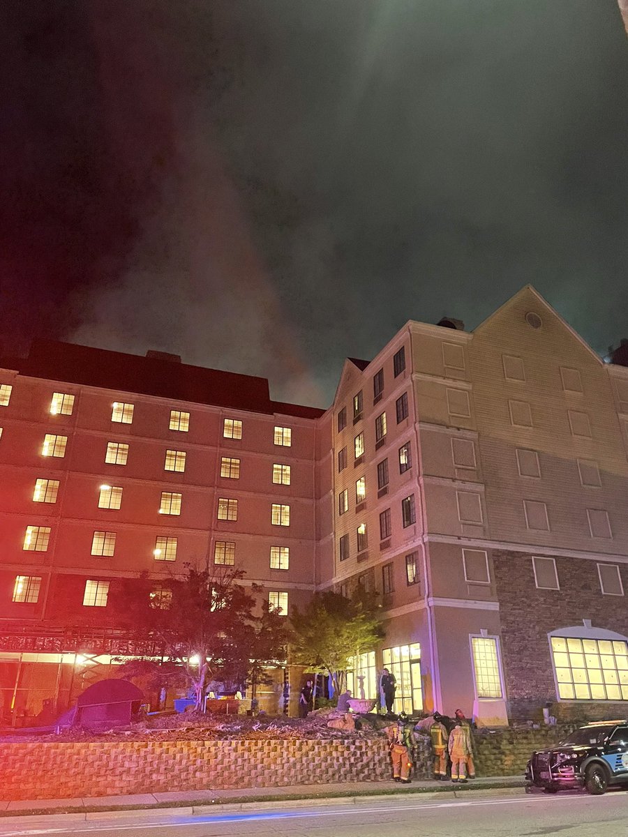 @ATLFireRescue responding to a fire on Pharr Road in Buckhead near the Staybridge Suites. The hotel is being evacuated.