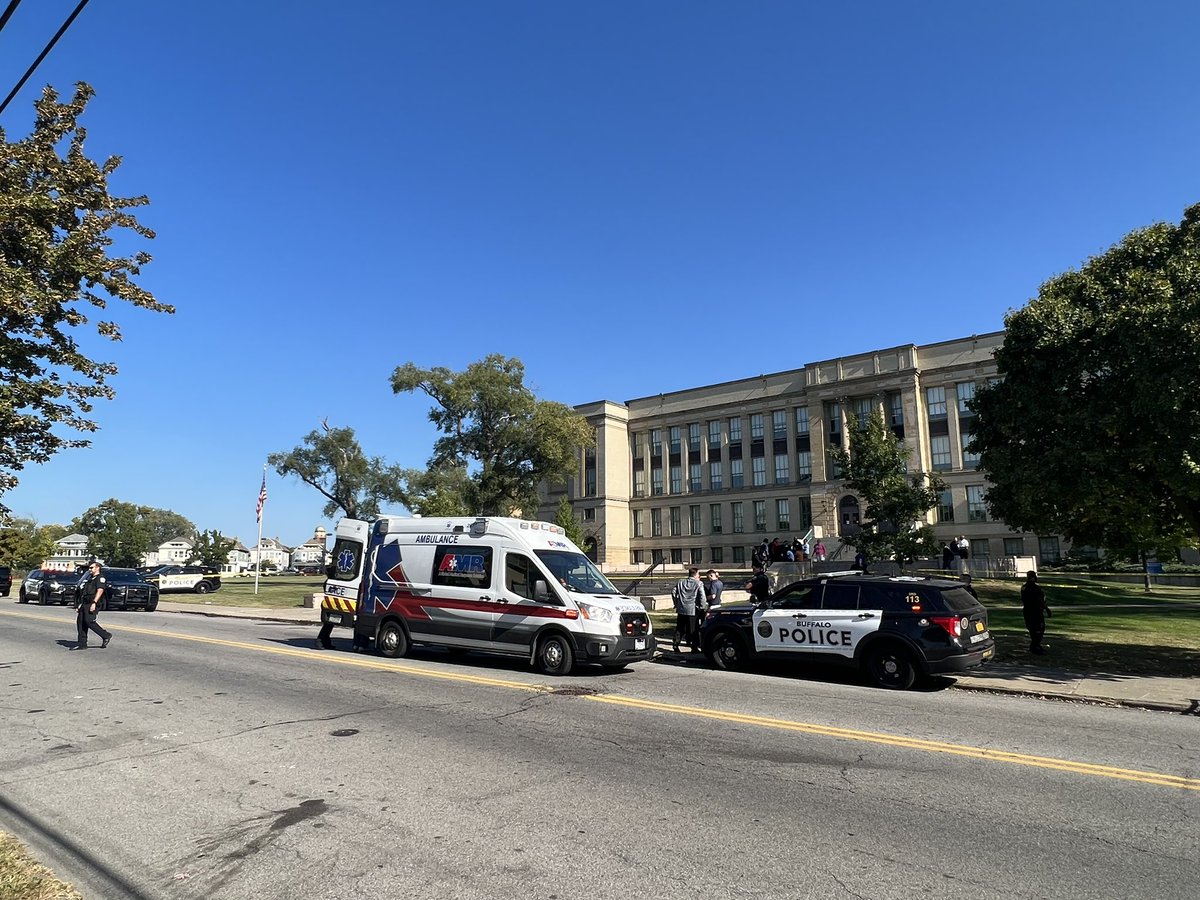 Buffalo Police say a male student was slashed at Riverside High School. Just saw someone on a stretcher be put into this ambulance. His head was wrapped, police say he has non-life threatening injuries.  A shirtless male is in handcuffs at the scene