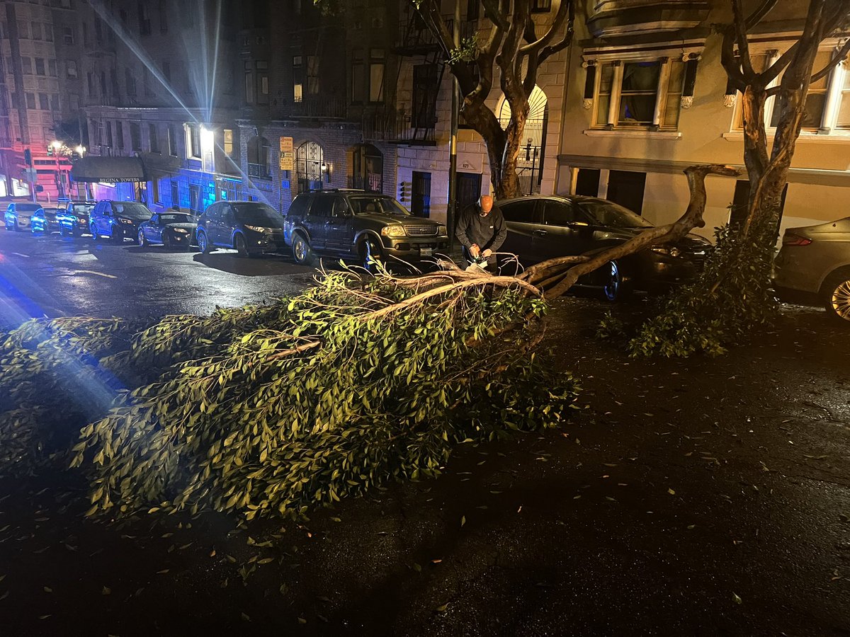 A Tree down in the 800 block of Leavenworth was no match for SFFDPIO1 @sfpublicworks @SFPD SFFDT03 who quickly cleared the road with minor damage to one unoccupied parked car.