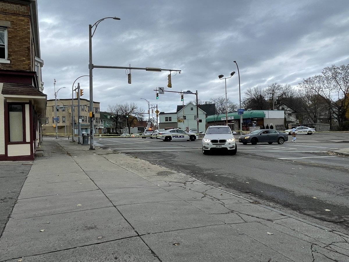 NEWS @RochesterNYPD and @monroesheriffny have Dewey Ave shut down at Emerson Street.