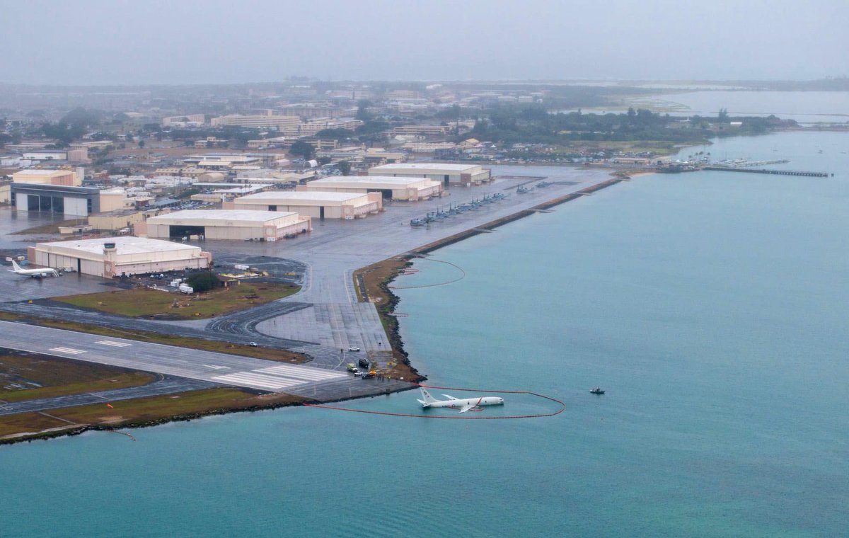 The @USNavy P-8 Poseidon that overshot the runway on the Kaneohe Bay Marine Corps Base in Hawaii. Crew safe