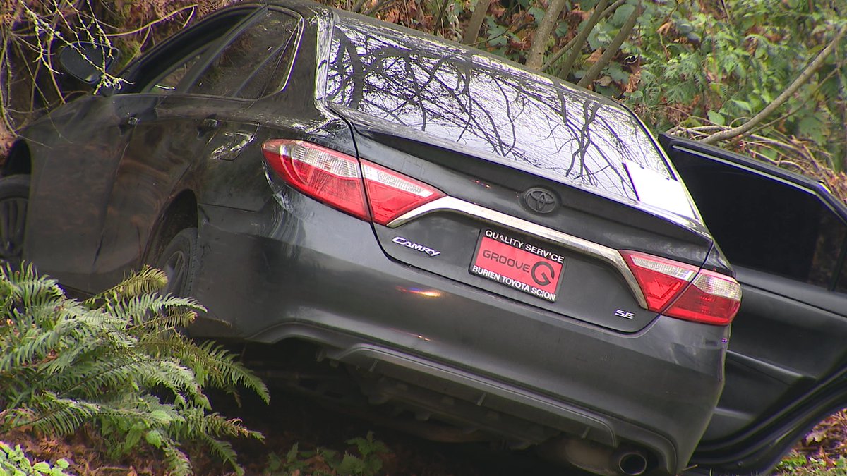 Shooting in the Rainier Vista neighborhood, and a crashed sedan in the Cheasty Greenspace only a block away. @SeattlePD is investigating multiple bullet casings on the ground in the alley.