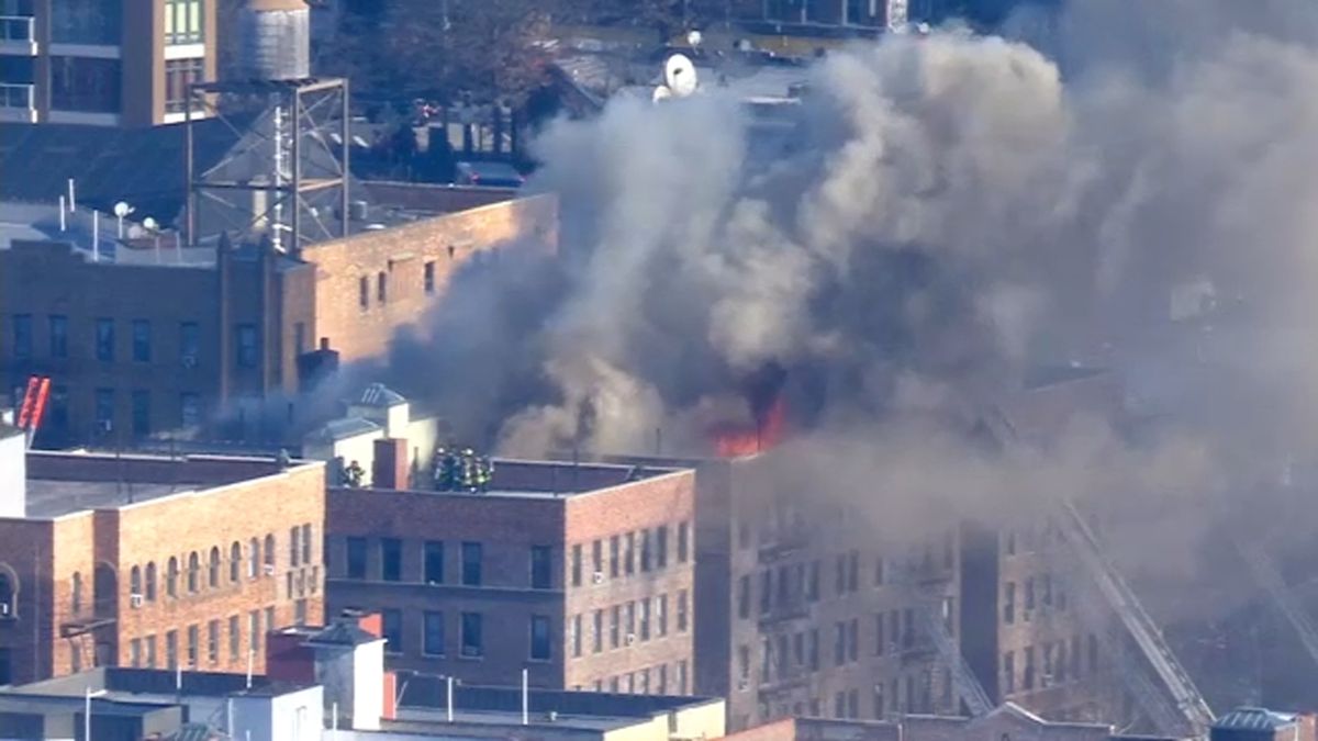 4-alarm fire burns through Sunnyside apartment building