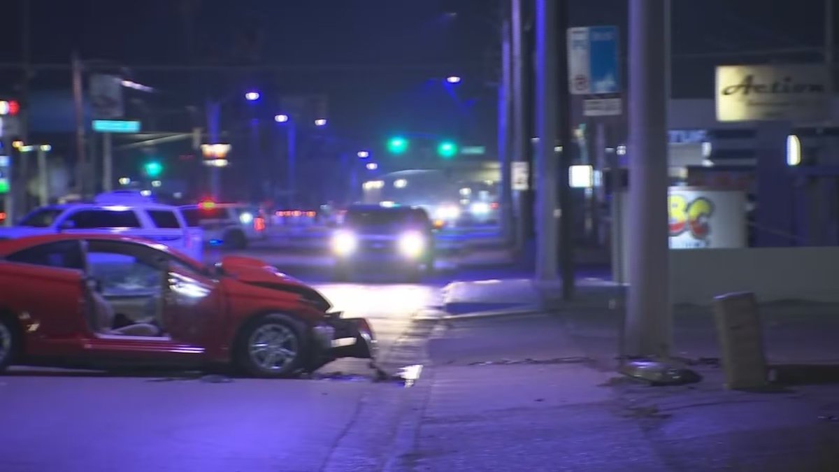 Man dead after crashing car into pole in west Phoenix: