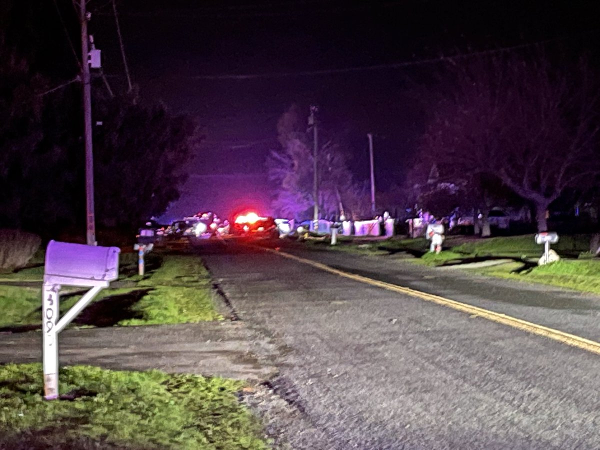 Deputies are negotiating with a wanted suspect barricaded inside of a vehicle, @sacsheriff and @PlacerSheriff say.This is Amoruso Way.
