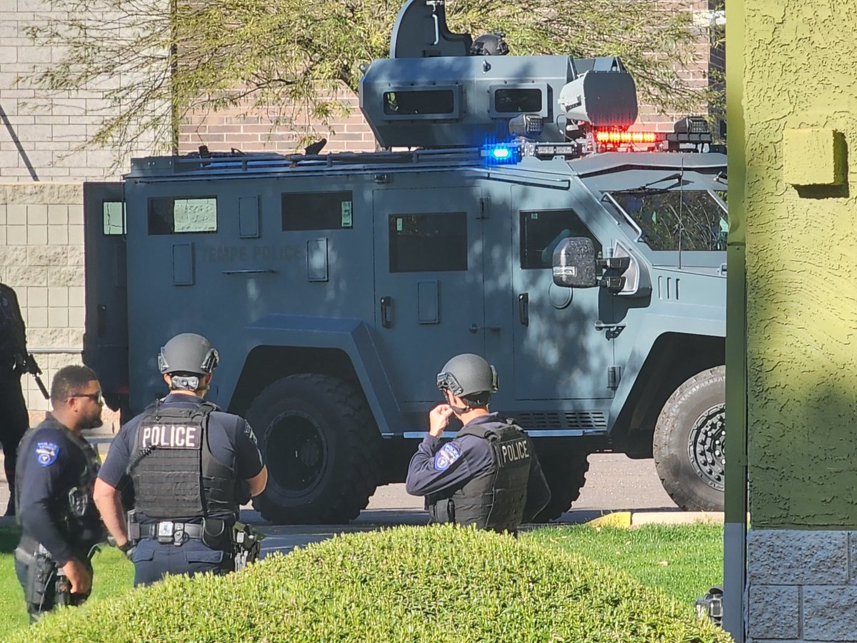 ⁦@TempePolice⁩ negotiate peaceful ending to hours long standoff with barricaded suspect near McClintock Dr. and  Apache Blvd.