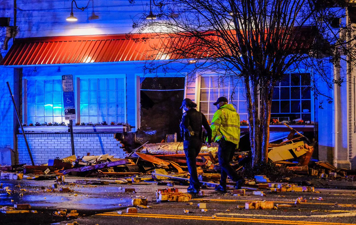 @Atlanta_Police are on scene of a roof collapse @MaryMacsAtlanta on Ponce de Leon Ave. Debris is blocking the road. Georgia power is also on scene.