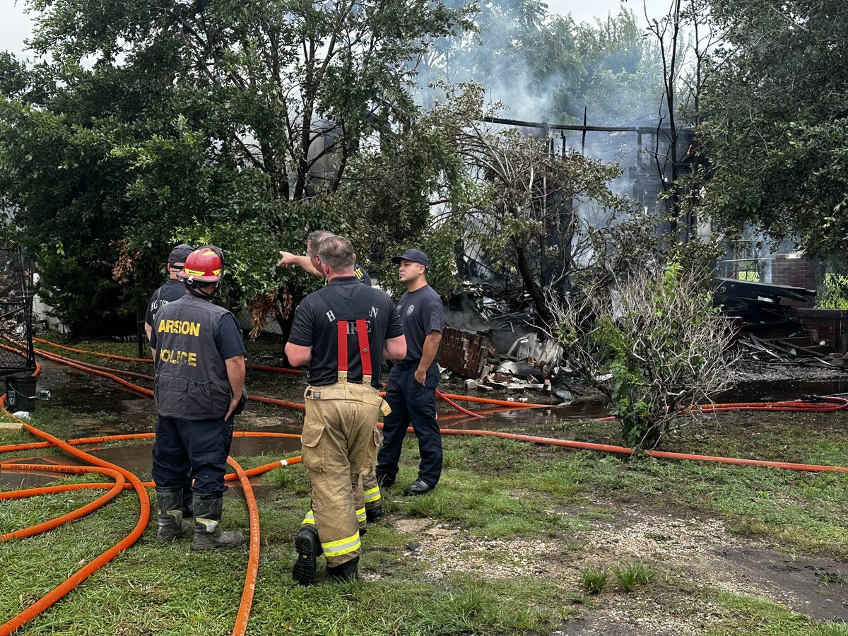 @HoustonFire is on scene at 2116 Hutchins. The house fire has been extinguished.  There are no reports of injuries or fatalities. HFD Arson is investigating the cause of the fire.