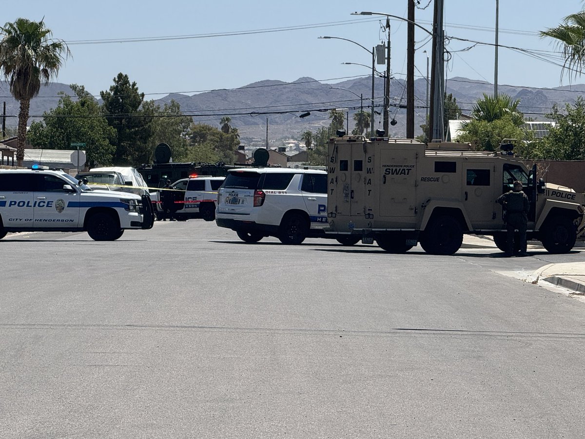 Waiting for @HendersonNVPD to share more information about the gunfire by at least one officer  during a barricade situation in a neighborhood by Sunset ans Boulder Hwy Thursday morning. Wells Park and Pool is taped off as is a part of Margarita by Jefferson.