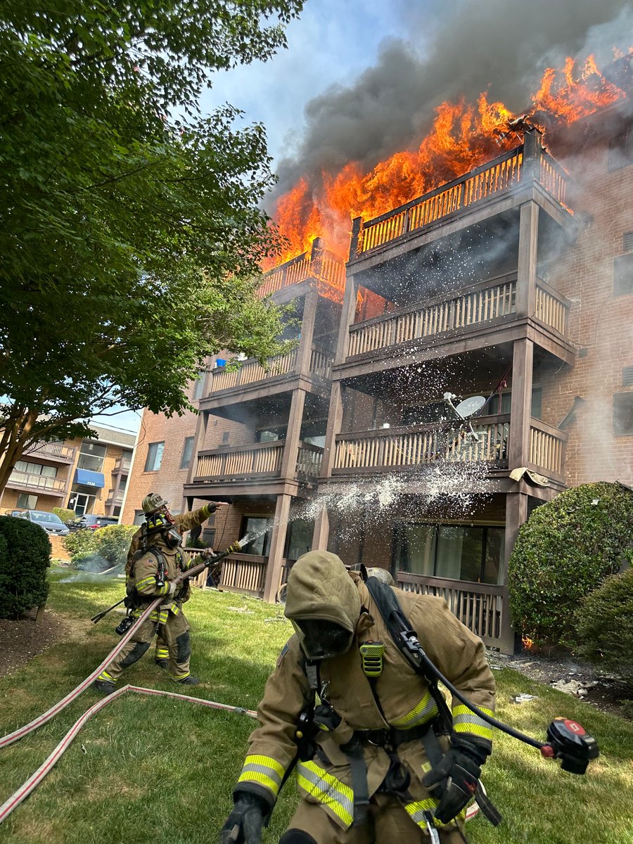 Incoming incredible photo from @ffxfirerescue on scene of the 2 ALARM apartment fire in W. Falls Church. This is the 2nd major fire with a 2 ALARM response in the area in back to back days.