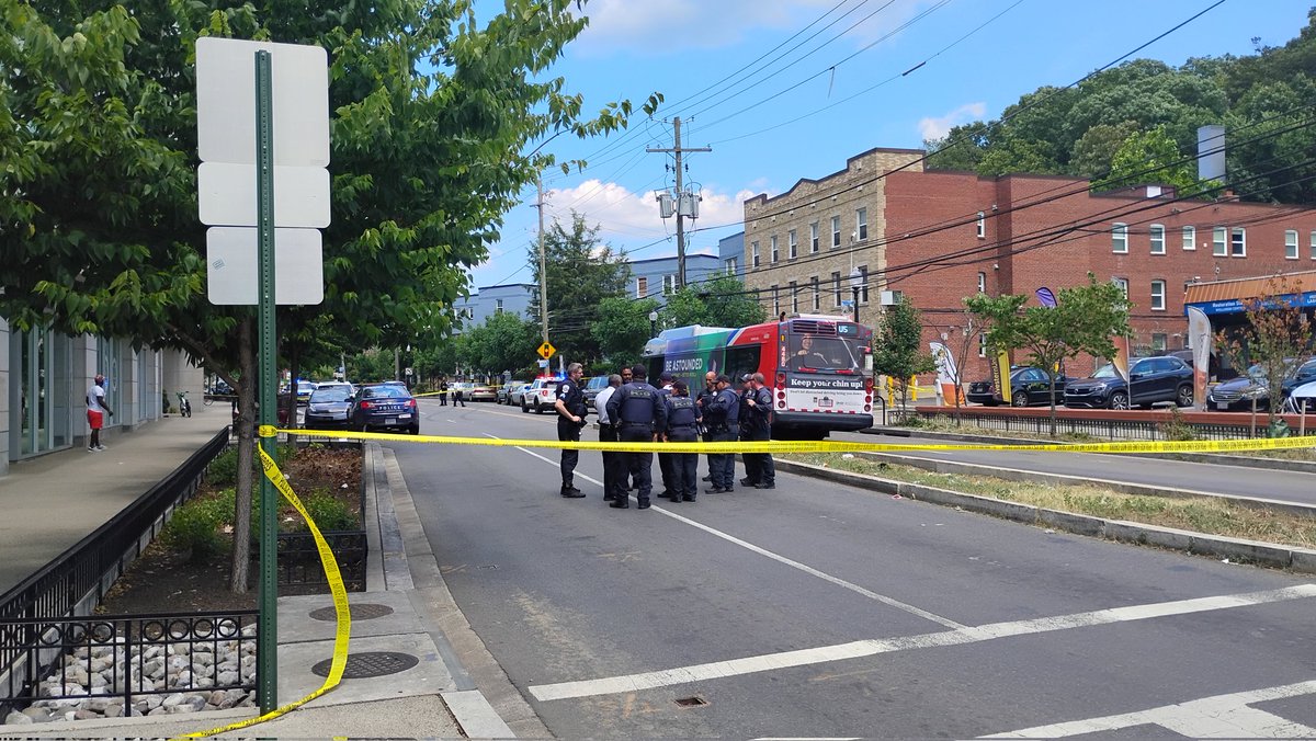 Incoming photos from the SHOOTING on Minnesota Ave.MN Ave is closed NB from Benning Rd, homicide unit here.