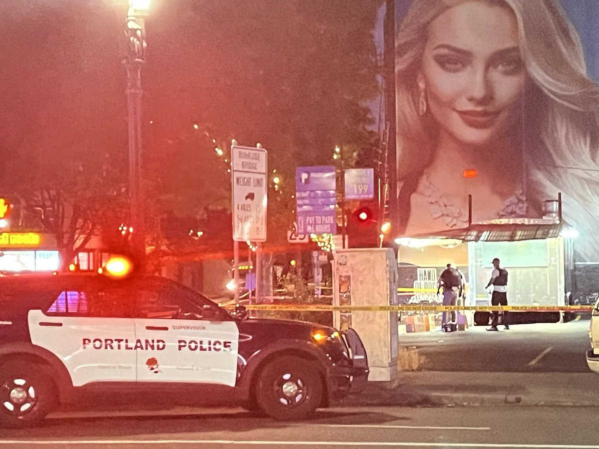 Officers with @PortlandPolice are investigating a shooting in the Old Town area at SW 4th and Burnside. The number of evidence markers indicates a lot of gunfire.