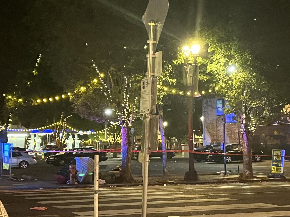 Police say a wounded man was taken to the hospital in a private car, but didn't survive. No word on a suspect. ‌ @PortlandPolice  are investigating a deadly shooting in the Old Town district of downtown Portland