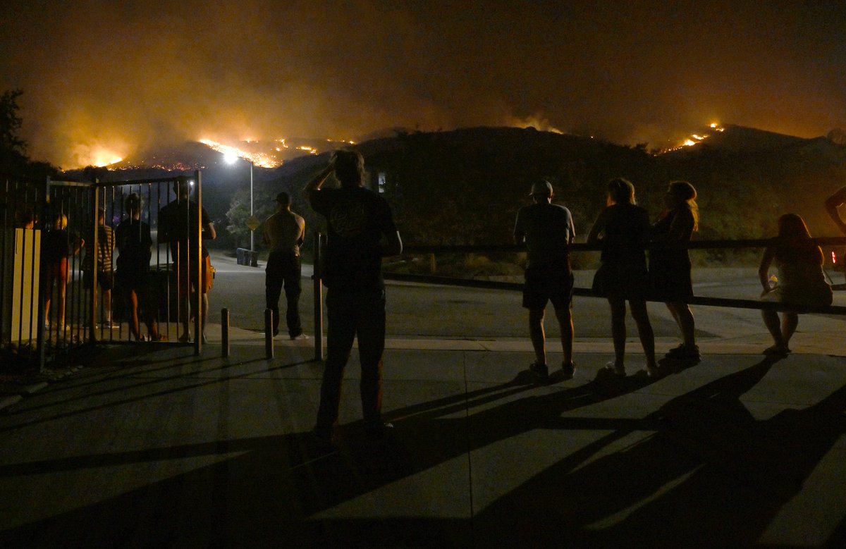 The linefire burns above homes in Highland, CA Thursday night