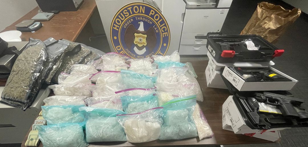 HPD is working hard to keep drugs offthestreets.HPD & @DEAHOUSTONDiv conducted a joint investigation last week that led to the seizure of more than 25 kilos crystal meth, more than 3 kilos marijuana, & 11 handguns and two suspects were arrested.