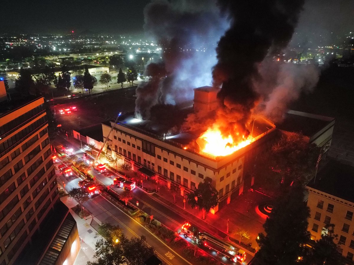 SanBernardino - Commercial Structure Fire (Media release)Just after midnight, San Bernardino County Fire responded to a report of an unknown type of fire burning behind a gas station near 3rd Street and North E Street in the city of San Bernardino.