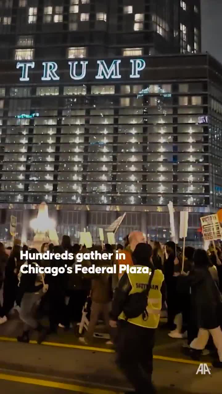 Hunderte Demonstranten protestieren gegen die Wahl Donald Trumps zum US-Präsidenten. Sie versammeln sich am Federal Plaza in Chicago und marschieren zum Trump Hotel. Unter den Demonstranten waren auch solche, die palästinensische und libanesische Flaggen trugen, um ihre Unterstützung zu zeigen.