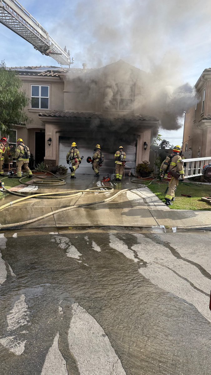 Residents called 9-1-1 at 9:31 a.m. to report their garage on fire and their cat possibly still inside their home on Partridge Circle in @CityofLaPalma. Firefighters responded quickly, preventing the fire from spreading to the house and ensuring the residents and cat were safe