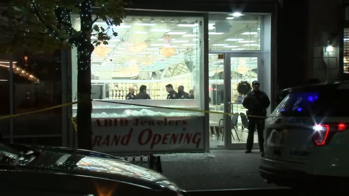 Police investigating smash-and-grab robbery at jewelry store in Queens