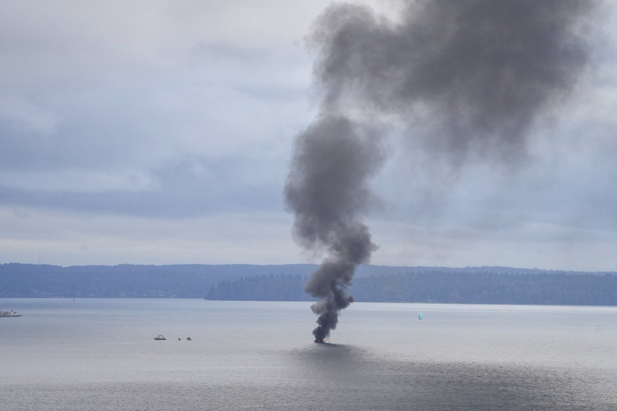 2 USCG rescue crews from Seattle are responding to a boat fire in Elliott Bay near Seattle. A good Samaritan vessel is also assisting. It is unknown how many were on the boat when it caught fire. A @SeattleFire boat is on scene now to assist with fire fighting efforts