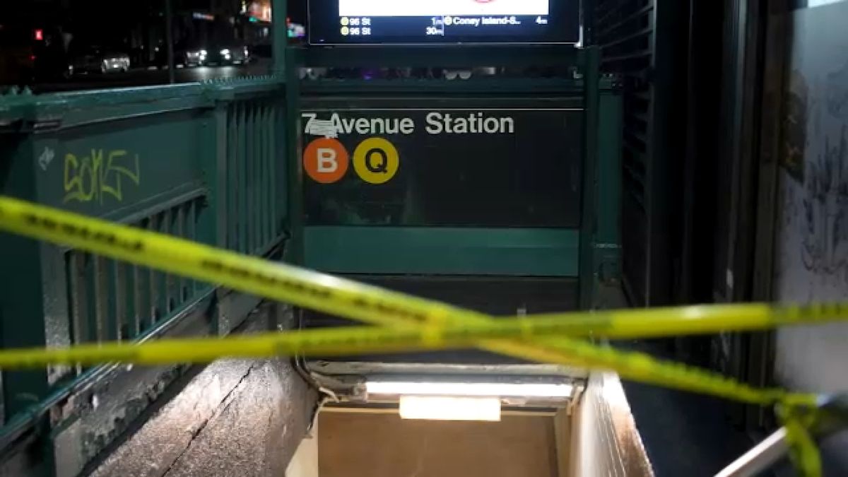 Man stabbed in chest at 7th Avenue subway station