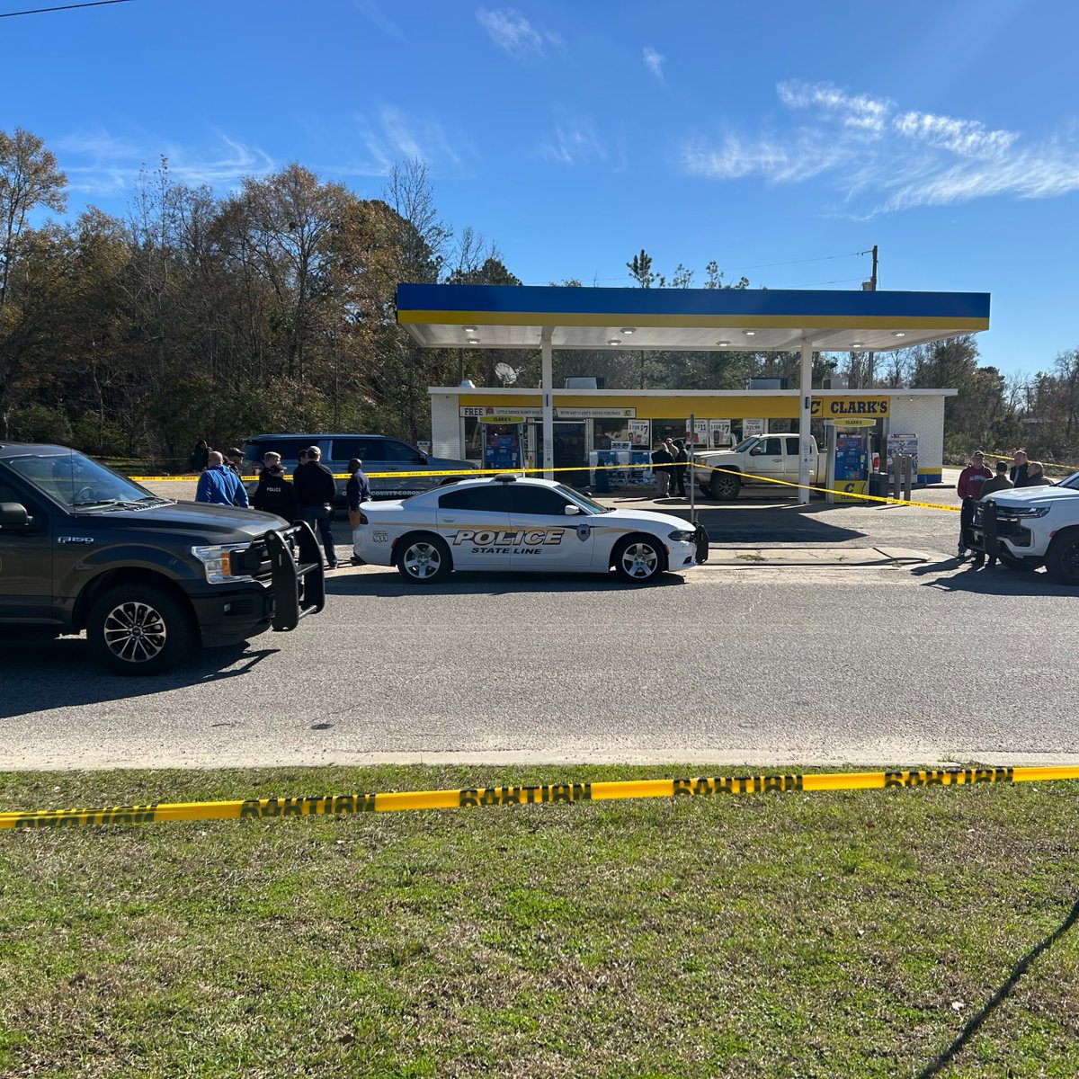 Triple shooting leaves 3 dead at State Line, MS gas station